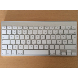 Замените плату логической платы беспроводной клавиатуры Apple (A1314) и застряли батареи